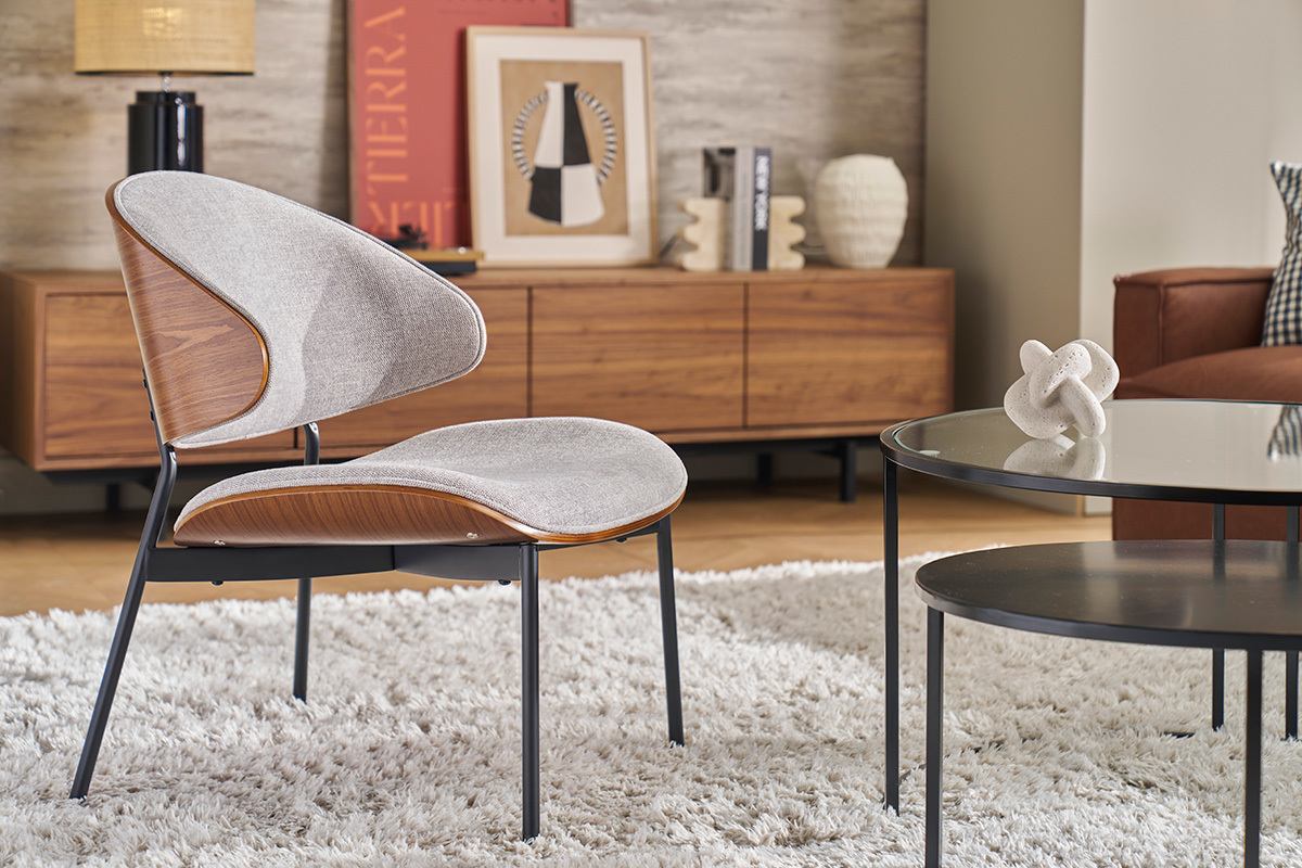 Fauteuil en tissu effet velours textur� gris, bois fonc� et m�tal noir FABULO