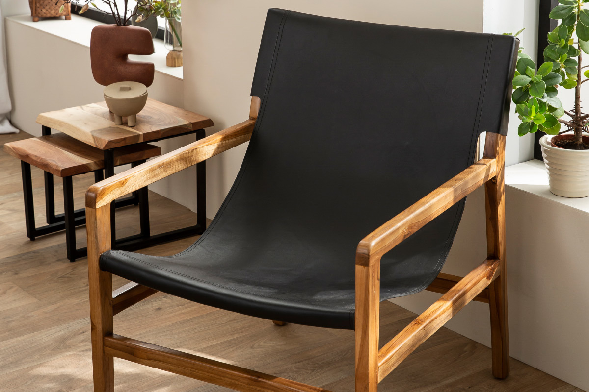 Fauteuil ethnique bois teck massif et cuir noir CHILLY