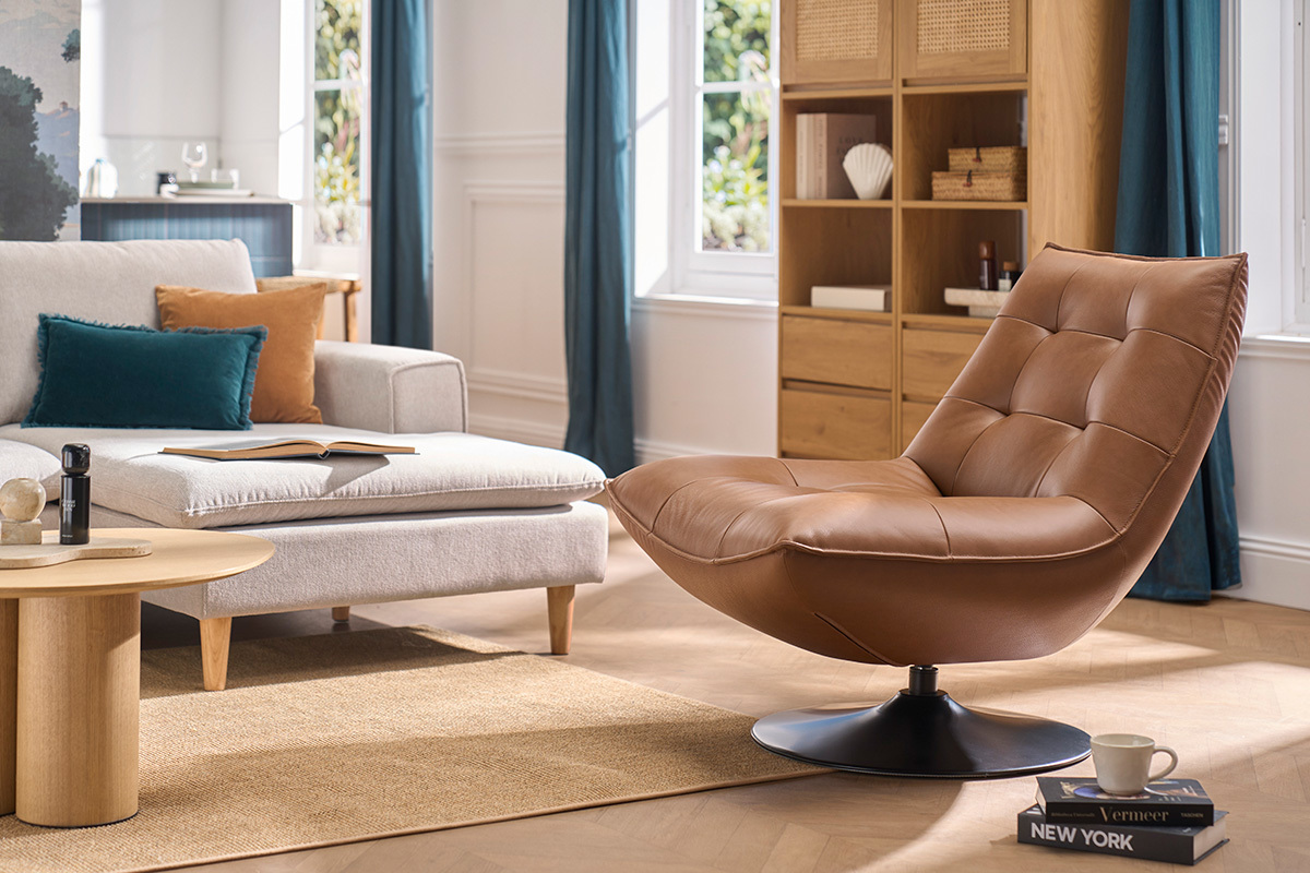 Fauteuil pivotant en cuir marron et m�tal noir HUXLEY