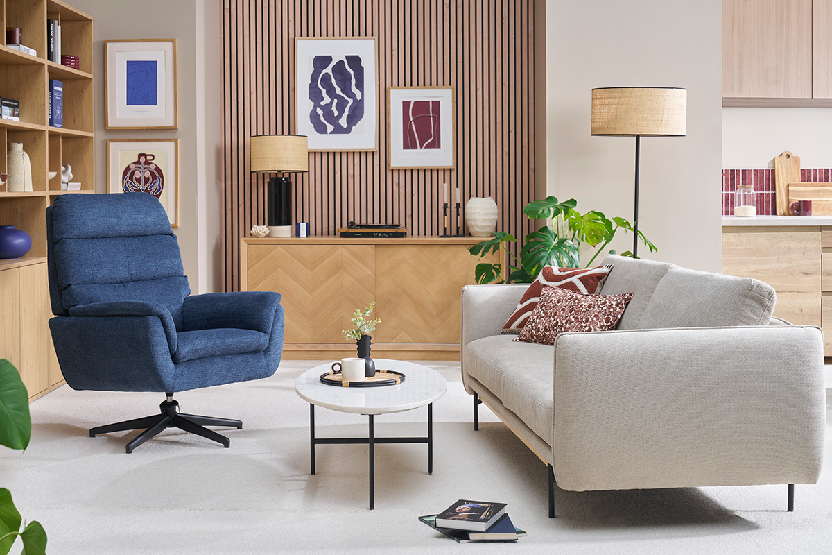 Fauteuil pivotant en tissu chenille bleu fonc� et m�tal noir JONAH