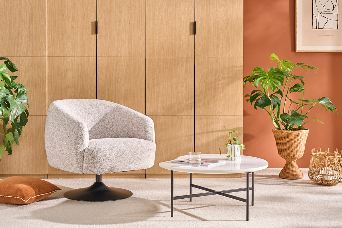 Fauteuil pivotant en tissu effet bouclette beige et mtal noir BOWIE