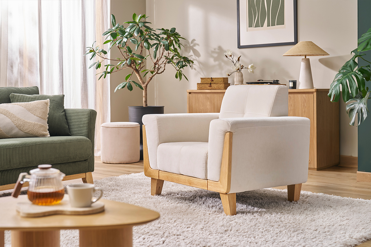 Fauteuil scandinave en tissu effet velours blanc cass et bois clair FJORD