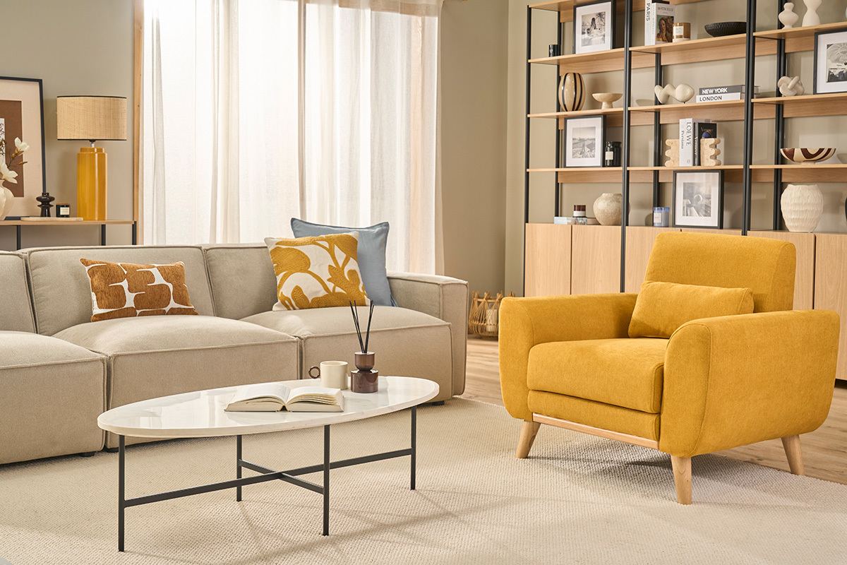 Fauteuil scandinave en tissu effet velours jaune moutarde et bois clair  EKTOR