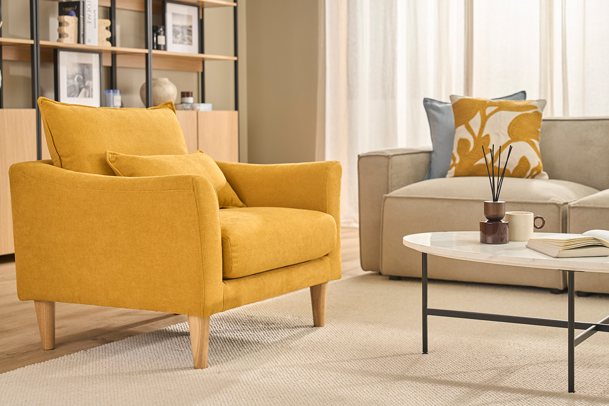 Fauteuil scandinave en tissu effet velours jaune moutarde et bois clair KATE