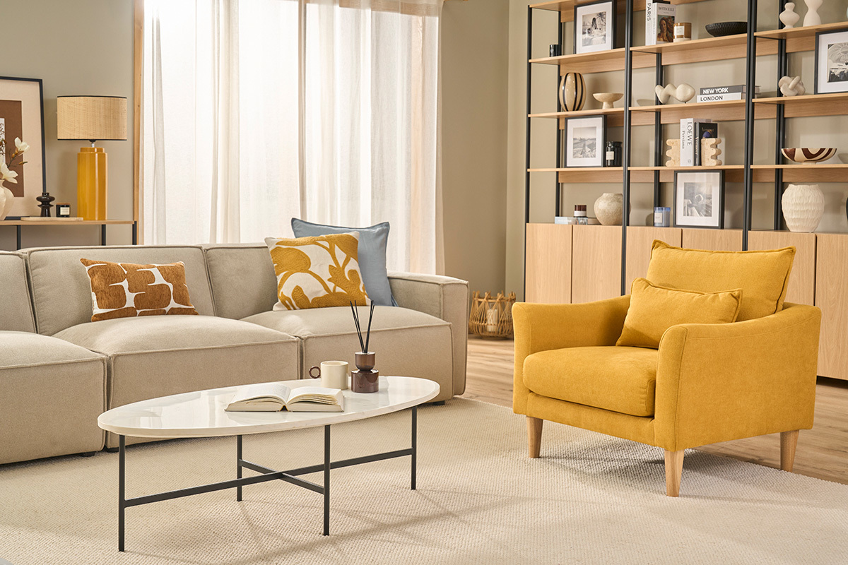 Fauteuil scandinave en tissu effet velours jaune moutarde et bois clair KATE