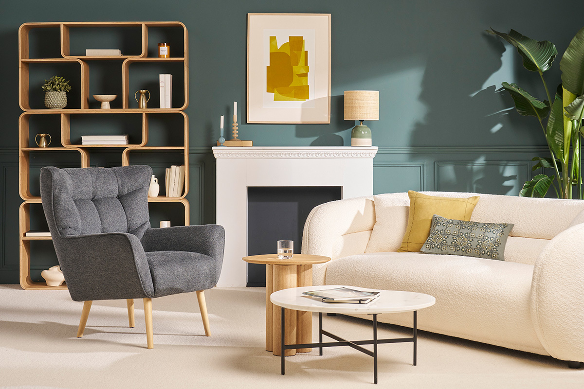 Fauteuil scandinave en tissu effet velours texturé gris foncé et bois clair AVERY