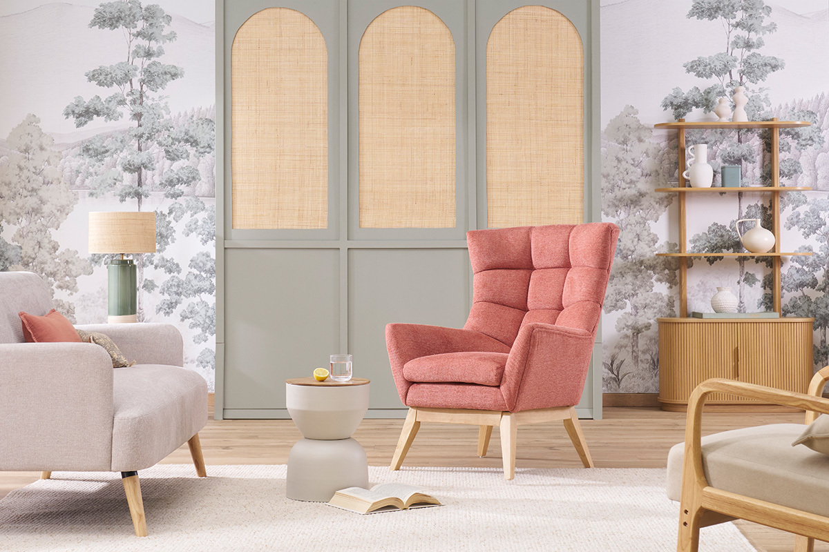 Fauteuil scandinave en tissu effet velours texturé terracotta et bois clair BRODY