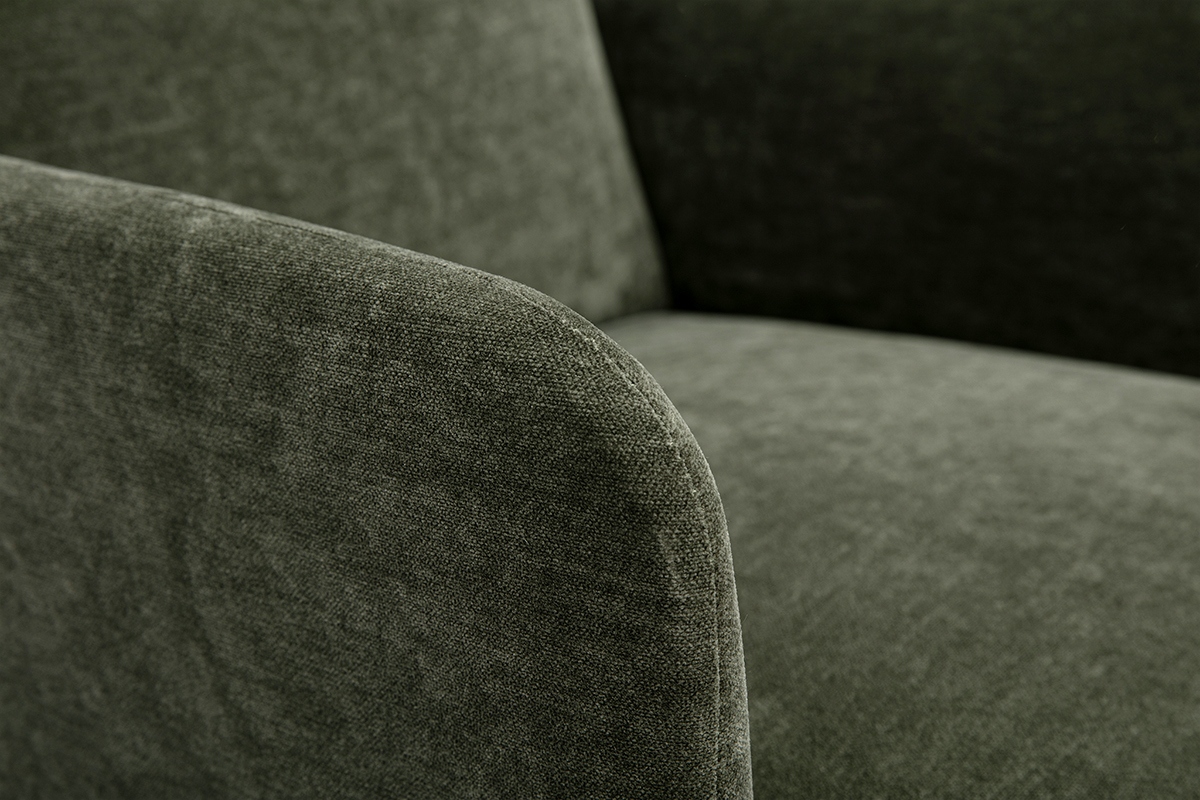 Fauteuil scandinave en tissu effet velours vert kaki et bois clair ISKO