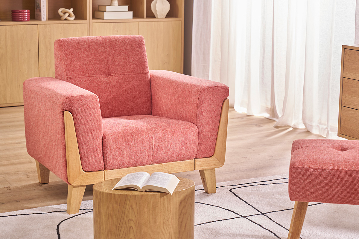 Fauteuil scandinave en tissu terracotta et bois clair FJORD