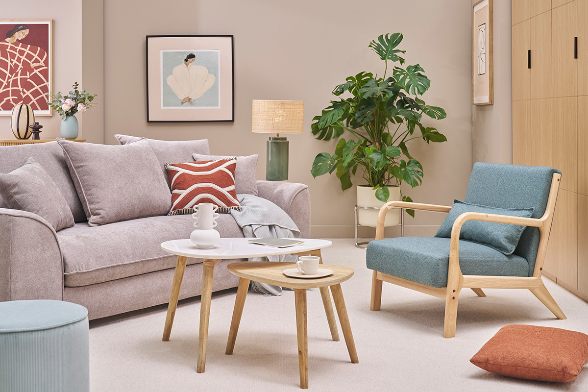 Fauteuil scandinave en tissu vert de gris et bois clair massif DERRY