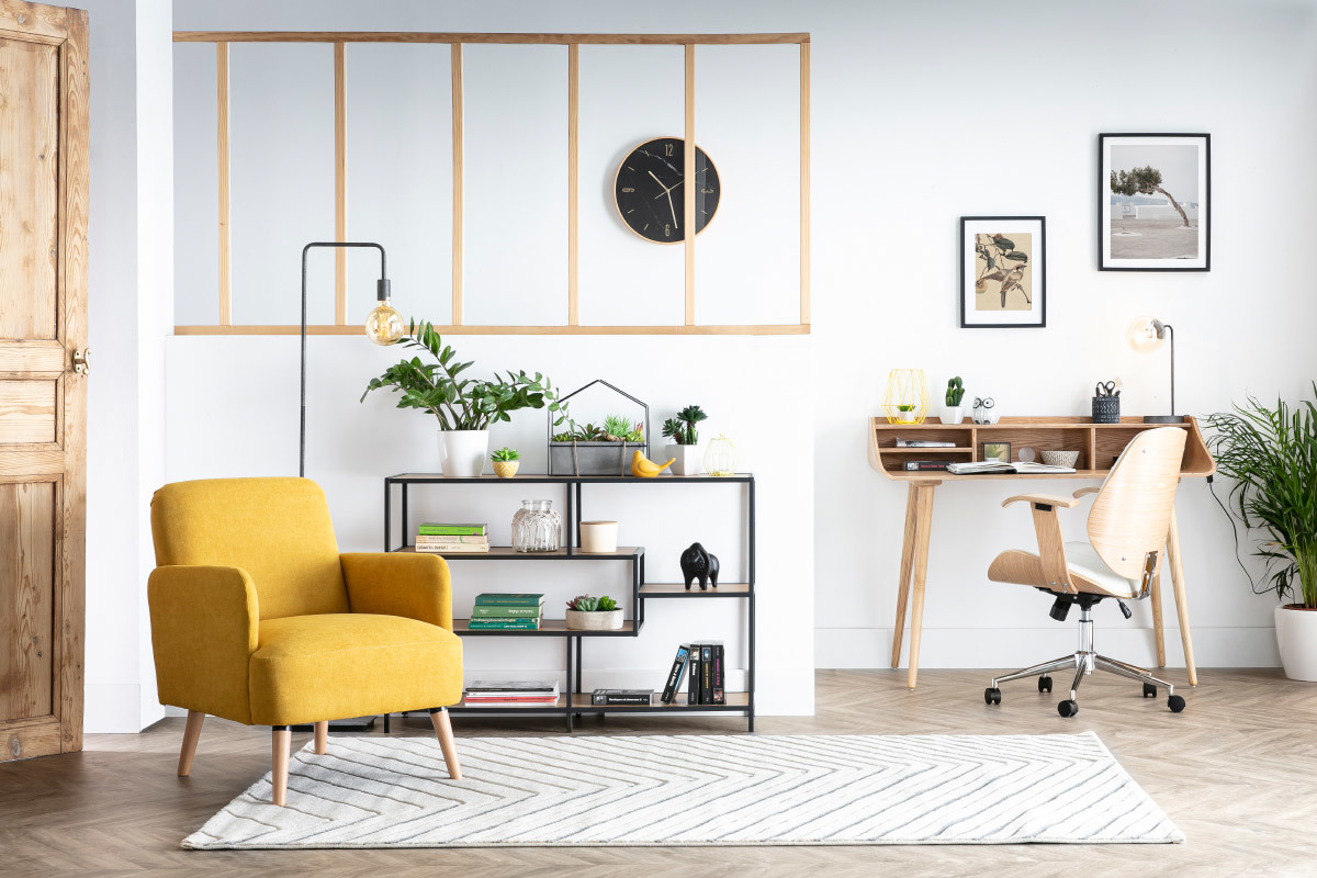 Fauteuil scandinave tissu effet velours jaune moutarde et bois clair ISKO