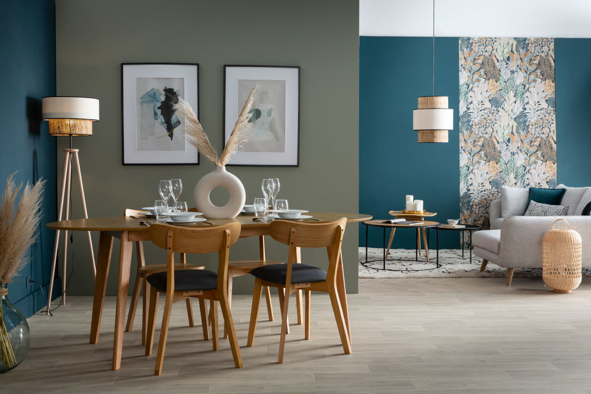 Lampadaire avec abat-jour bi-matire en jute naturel, tissu jaune moutarde et bois clair massif H162 cm CHILL