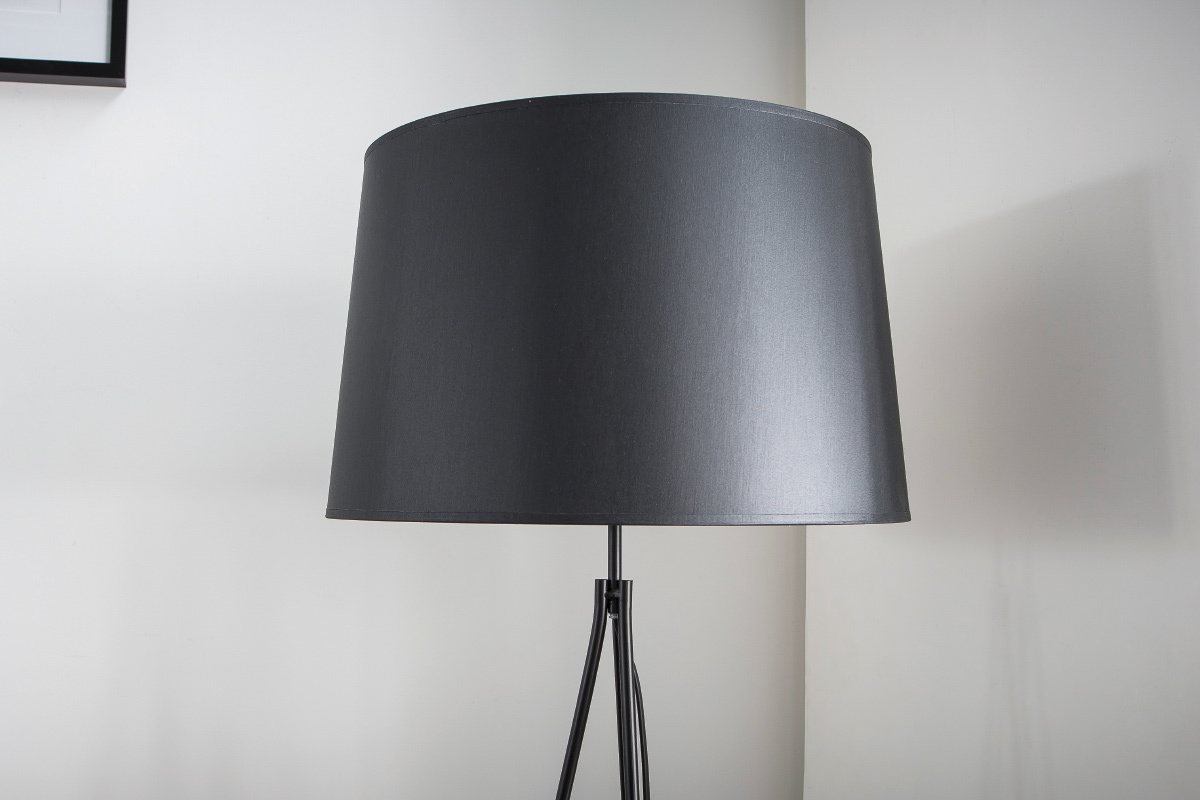 Lampadaire design pied triangle acier noir LADY