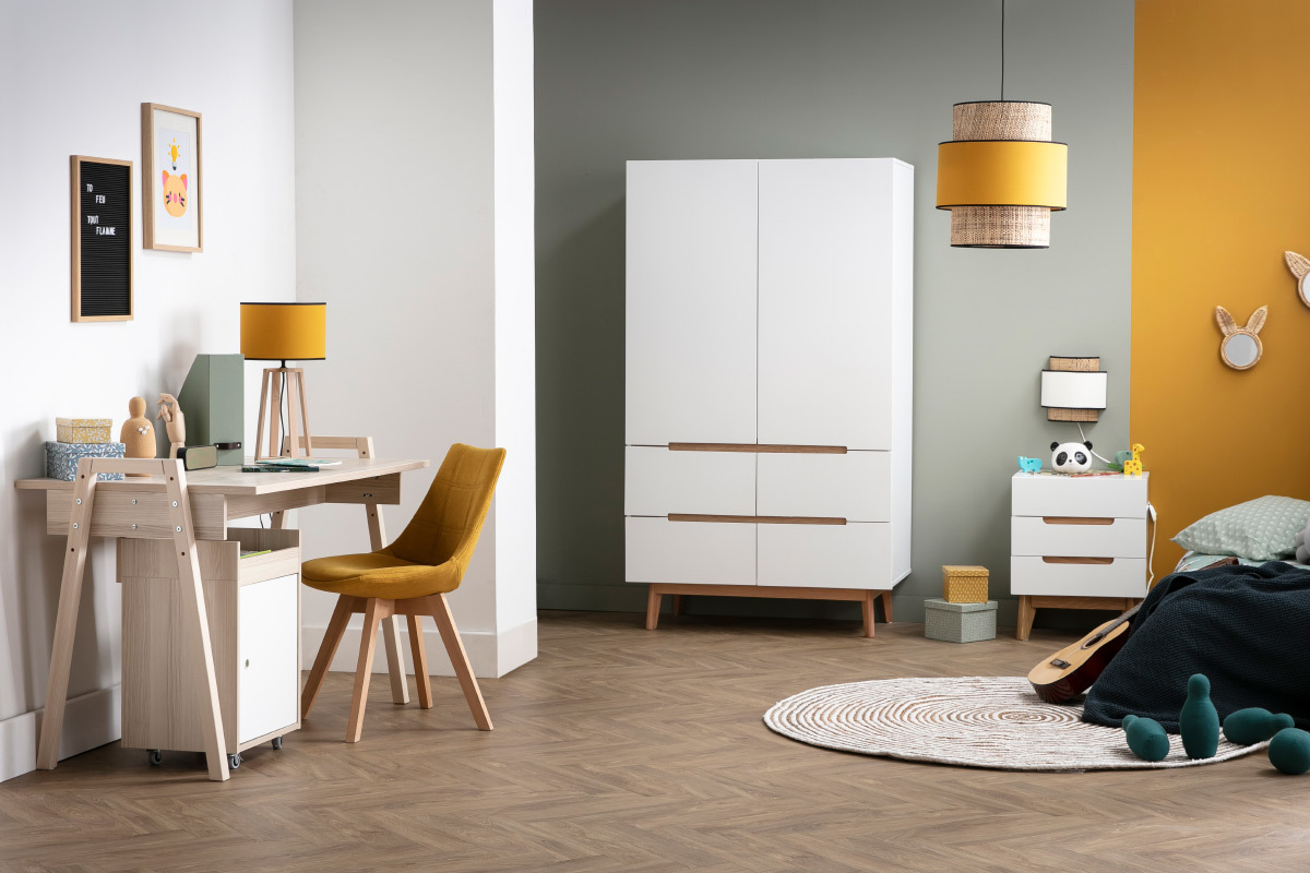 Lampe  poser scandinave en bois clair et abat-jour jaune H50 cm MANON