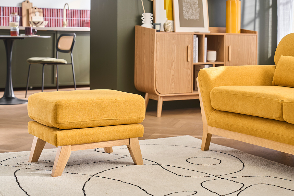 Pouf repose-pieds d�houssable scandinave en tissu effet velours jaune moutarde et bois clair OSLO