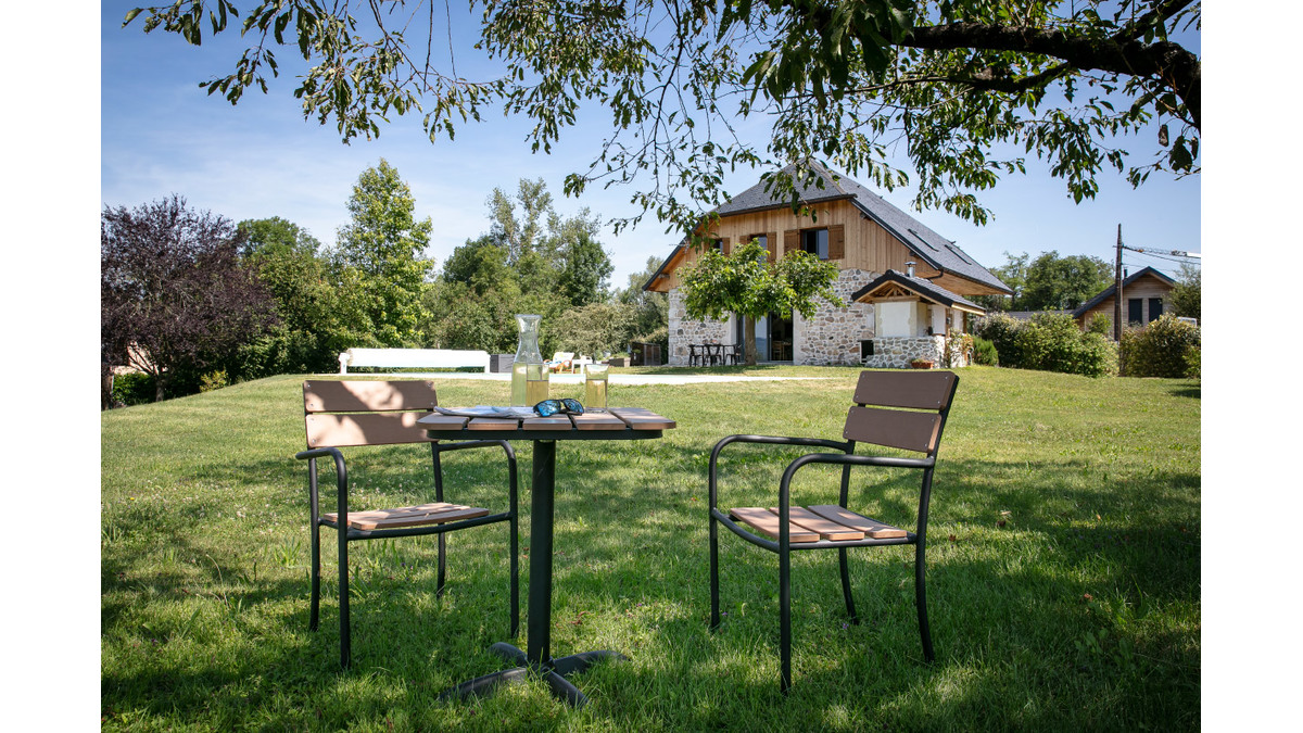 Salon de jardin avec table bistrot et 2 chaises noir et bois PUB
