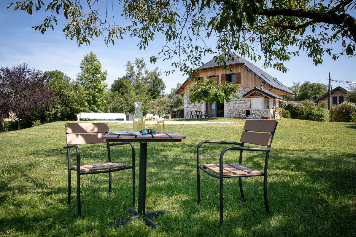 Salon de jardin avec table bistrot et 2 chaises noir et bois PUB