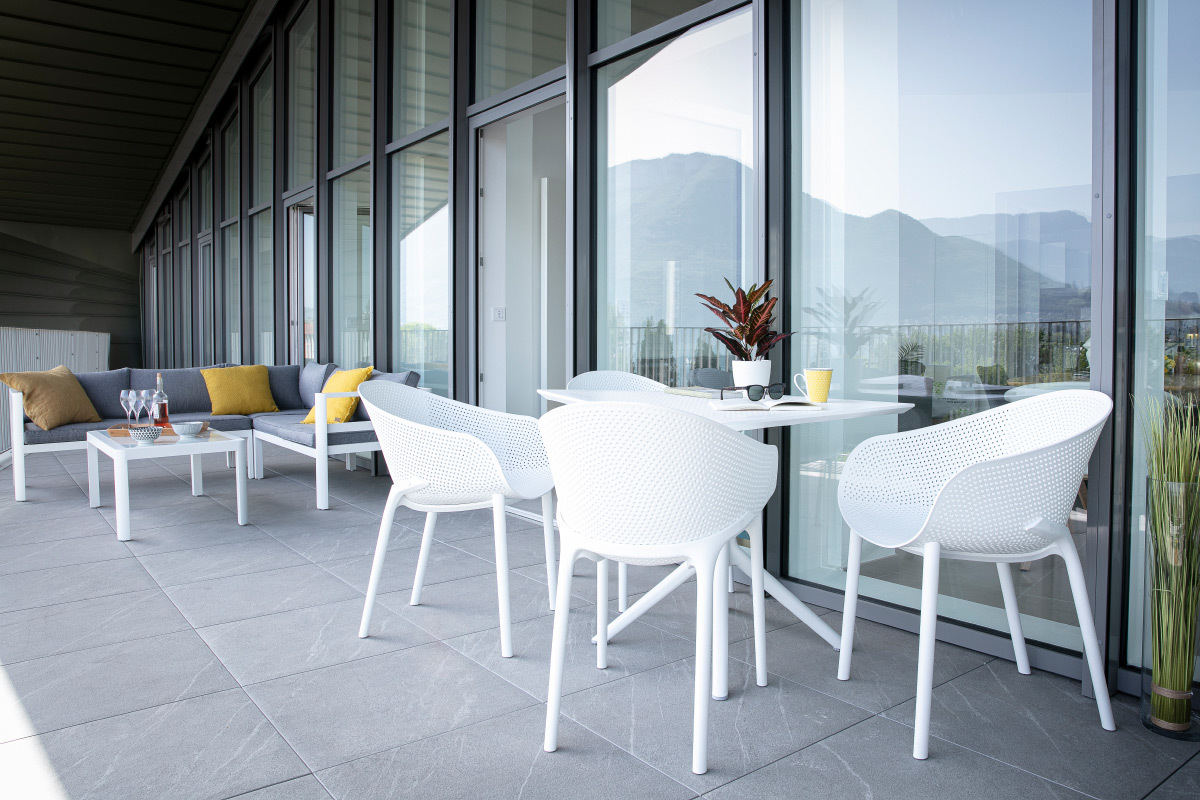 Table � manger carr�e design noire int�rieur / ext�rieur OSKOL