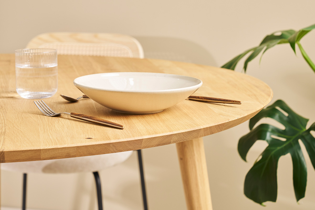 Table � manger ronde en bois clair ch�ne massif D90 cm OKSANA