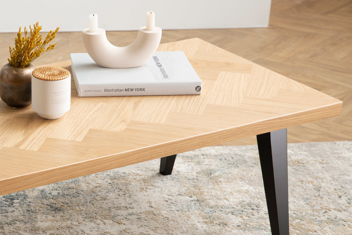 Table basse motif chevron finition ch�ne et pieds noirs TRAVIS