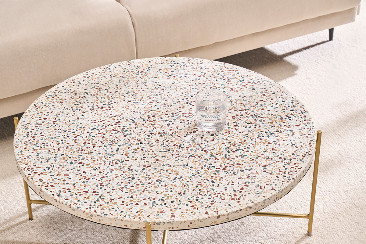 Table basse ronde design en terrazzo et mtal dor D81 cm MEZZO