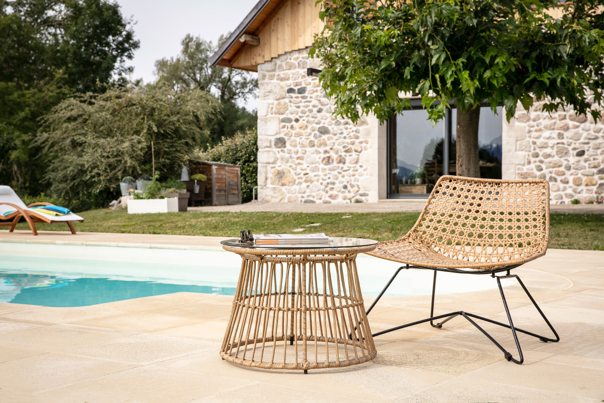 Table d'appoint en fils de rsine faon rotin BELLAVISTA