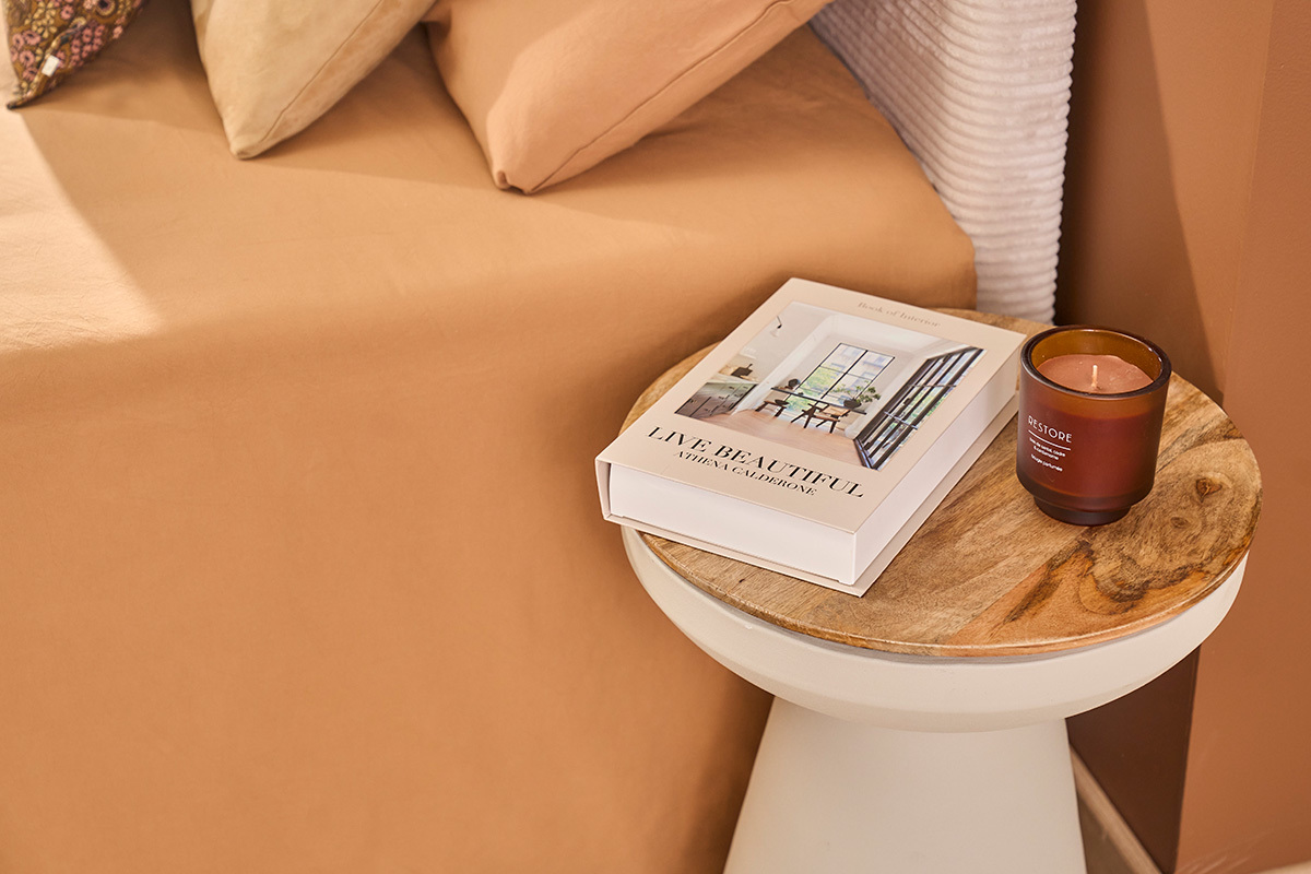 Table d'appoint ronde design avec rangement en m�tal gr�ge et bois manguier massif H52 cm TAM