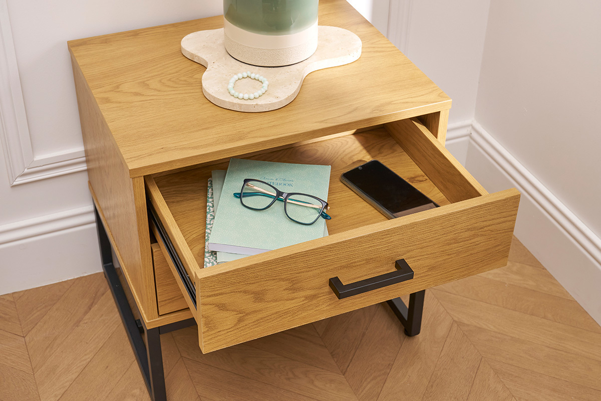 Table de chevet avec rangements 2 tiroirs finition bois clair chne et mtal noir L50 cm LOVATO