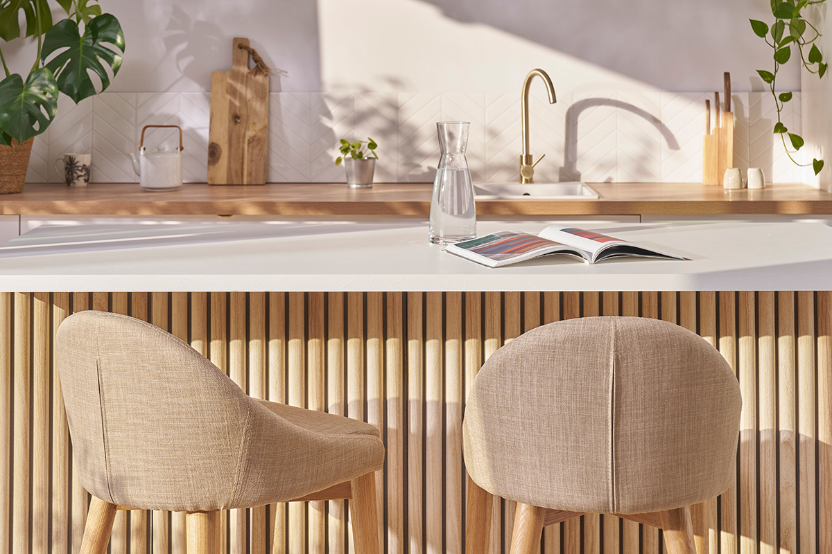 Tabouret de bar design en tissu beige et bois clair DALIA
