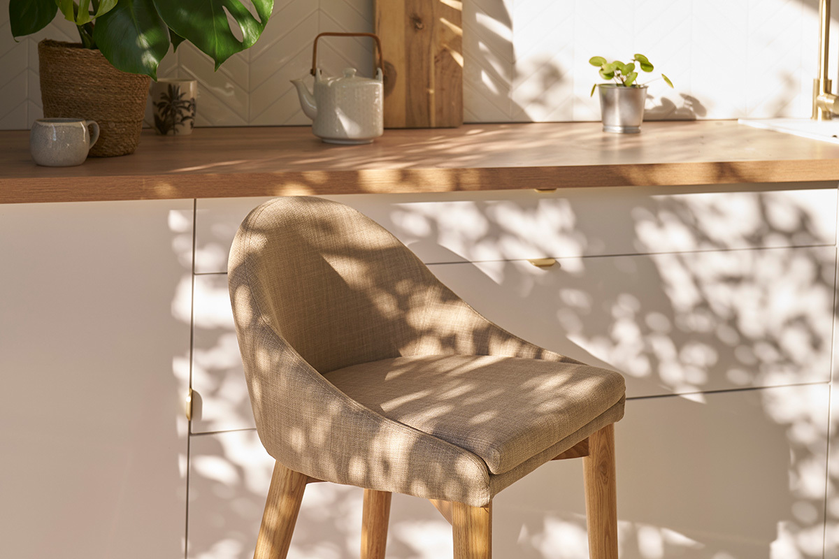 Tabouret de bar design en tissu beige et bois clair DALIA