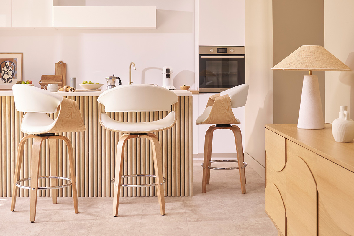 Tabouret de bar design en tissu effet velours textur� beige, bois clair et acier chrom� H68 cm ARAMIS
