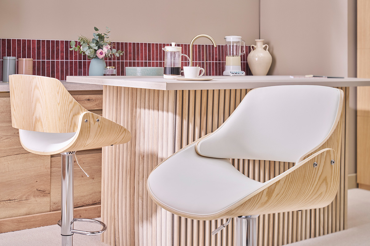 Tabouret de bar design r�glable pivotant 360� blanc et bois clair CLASH