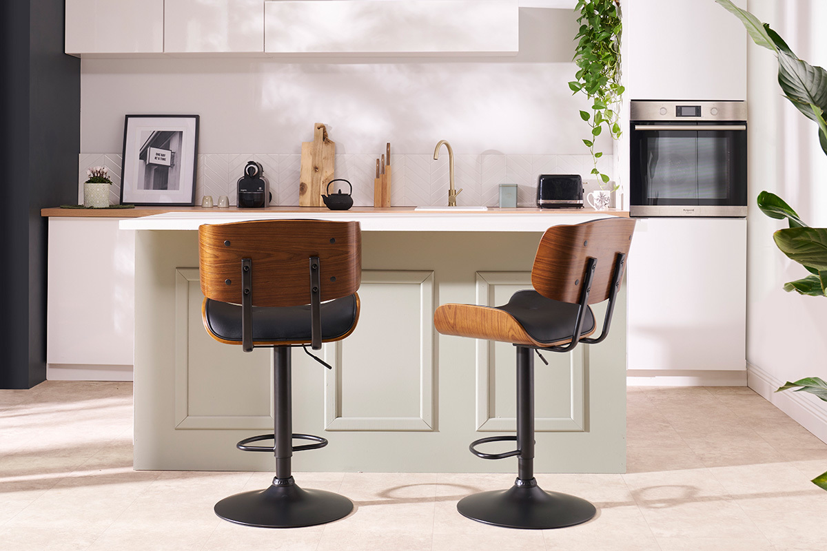 Tabouret de bar design r�glable pivotant 360� noir et bois fonc� BASILE