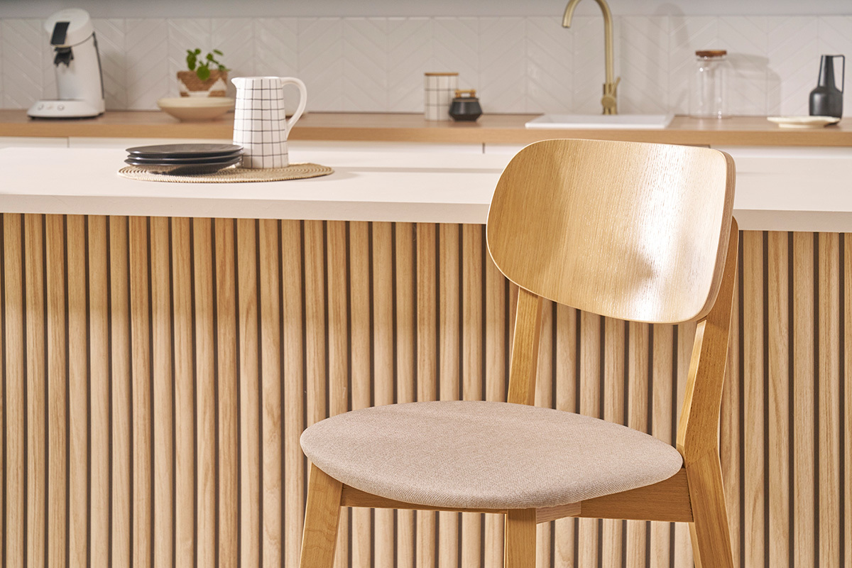 Tabouret de bar en bois clair chne massif et tissu beige H65 cm LUCIA