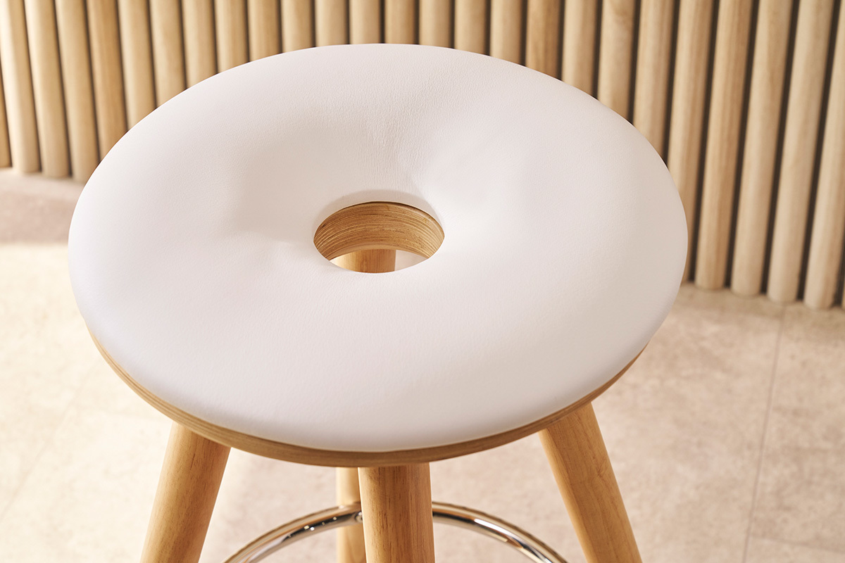 Tabouret de bar scandinave blanc et bois clair 65 cm NORDECO