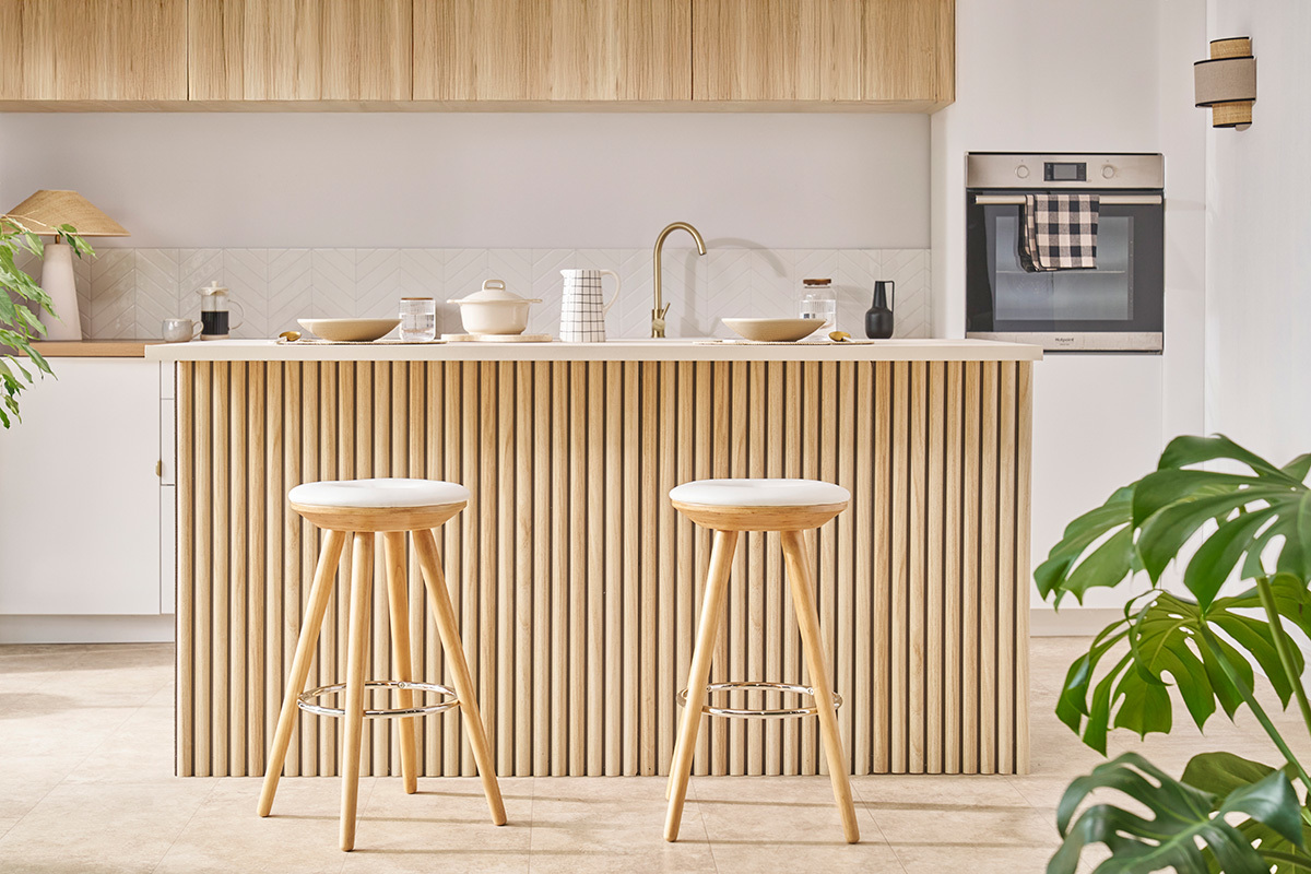 Tabouret de bar scandinave blanc et bois clair 65 cm NORDECO