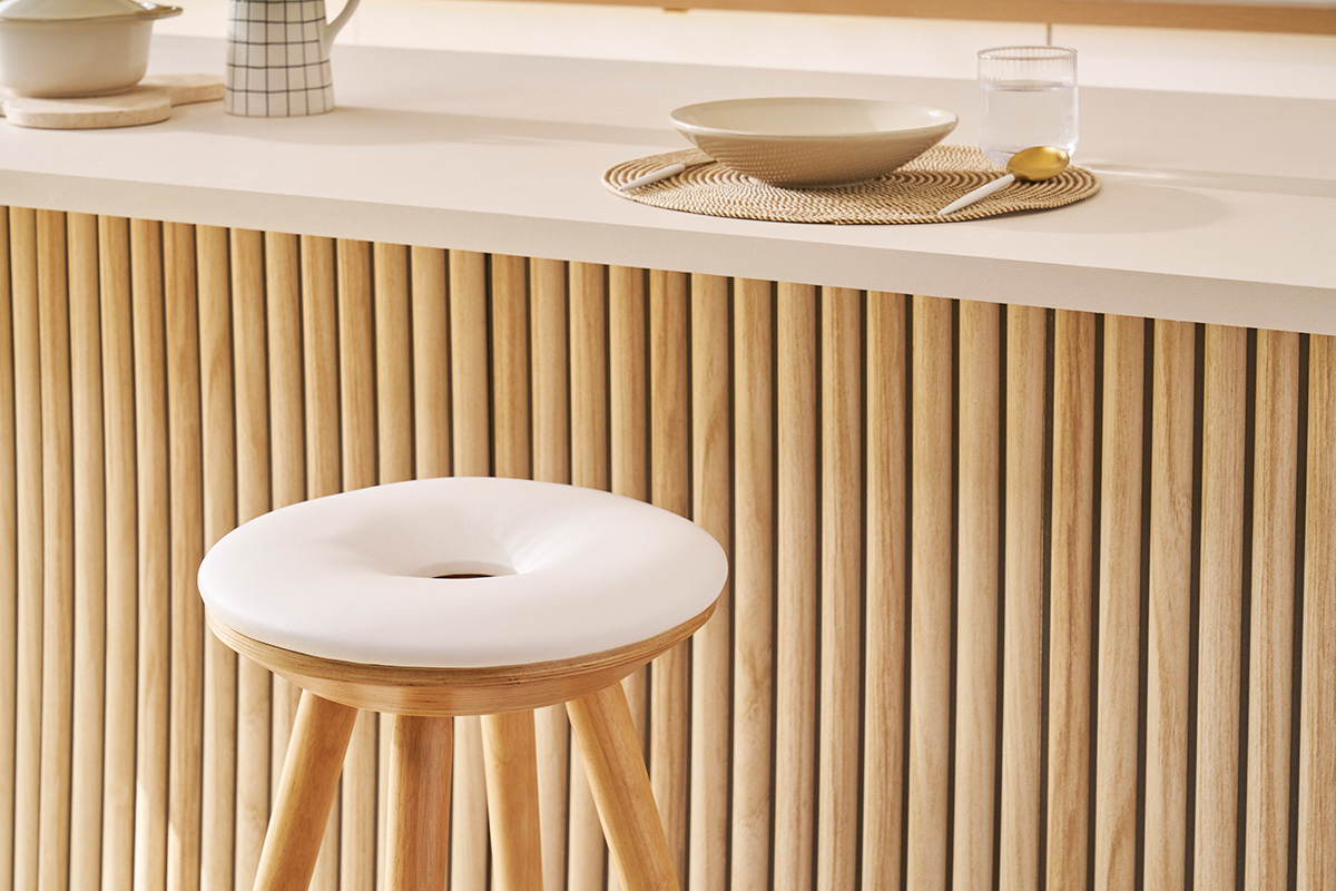 Tabouret de bar scandinave blanc et bois clair 65 cm NORDECO