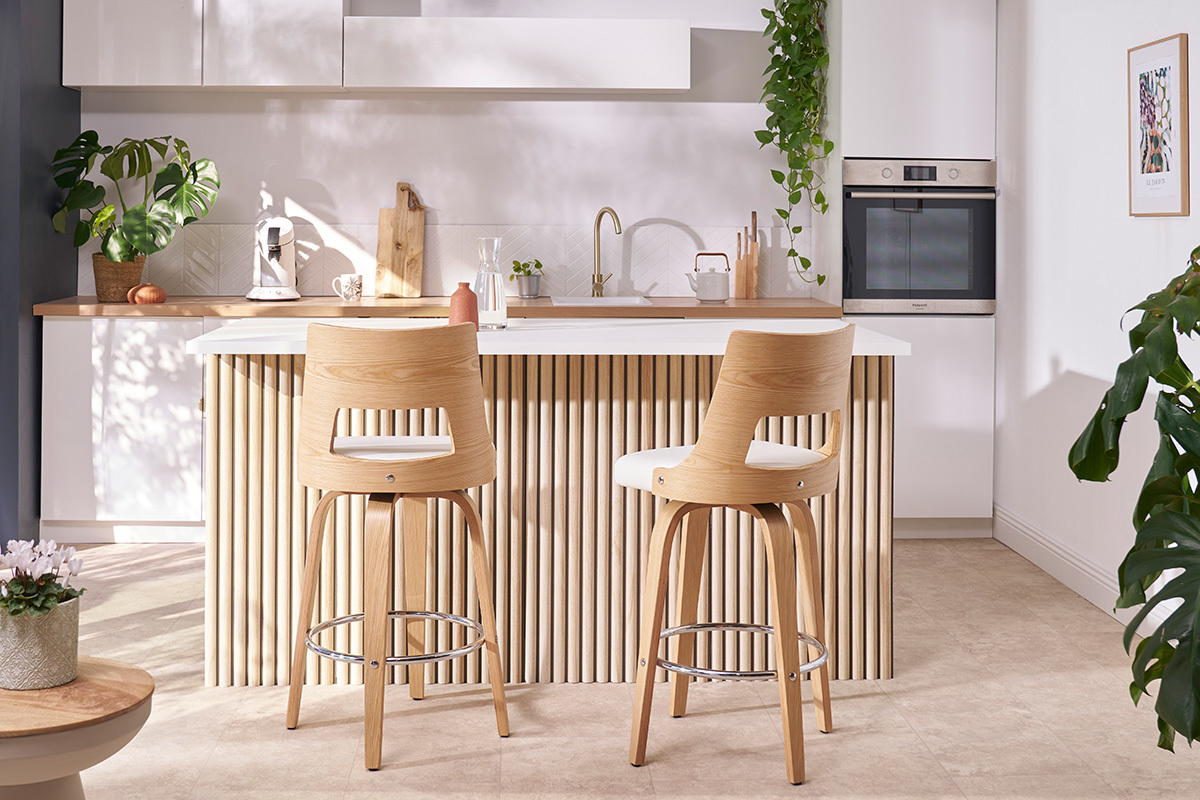 Tabouret de bar scandinave pivotant en tissu effet velours textur� beige et bois clair H69 cm GARBO
