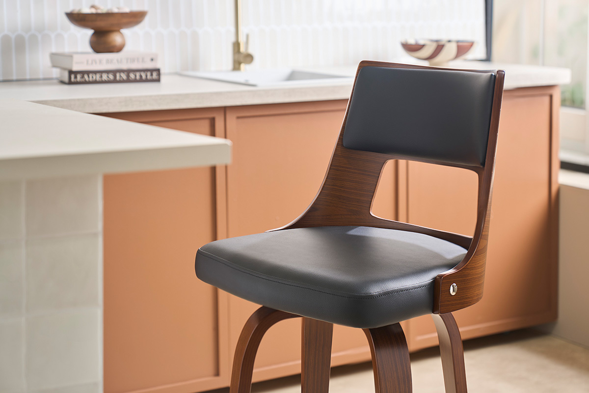 Tabouret de bar vintage pivotant noir et bois fonc� GARBO