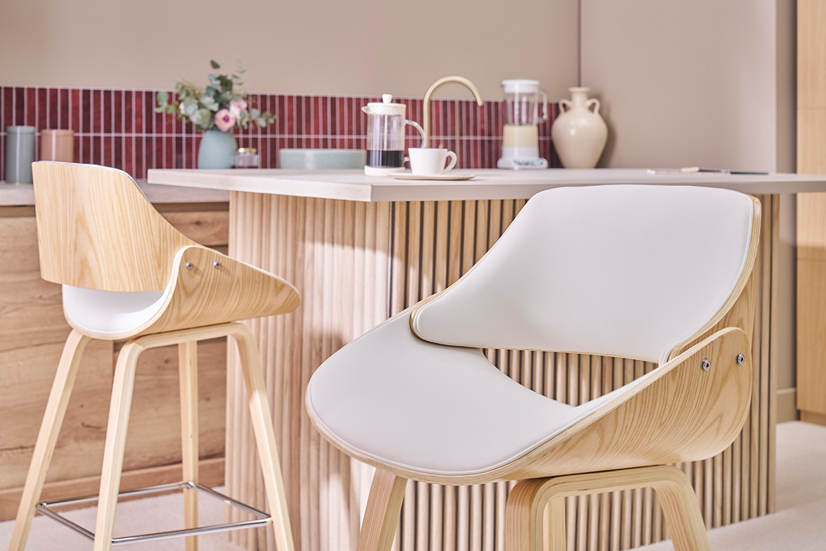 Tabourets de bar design blancs et bois clair H70 cm (lot de 2) CLASH