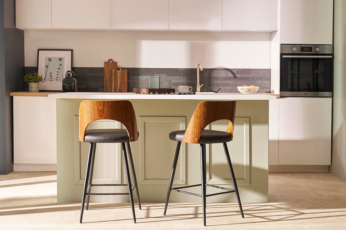 Tabourets de bar design bois et blanc (lot de 2) FALCOM