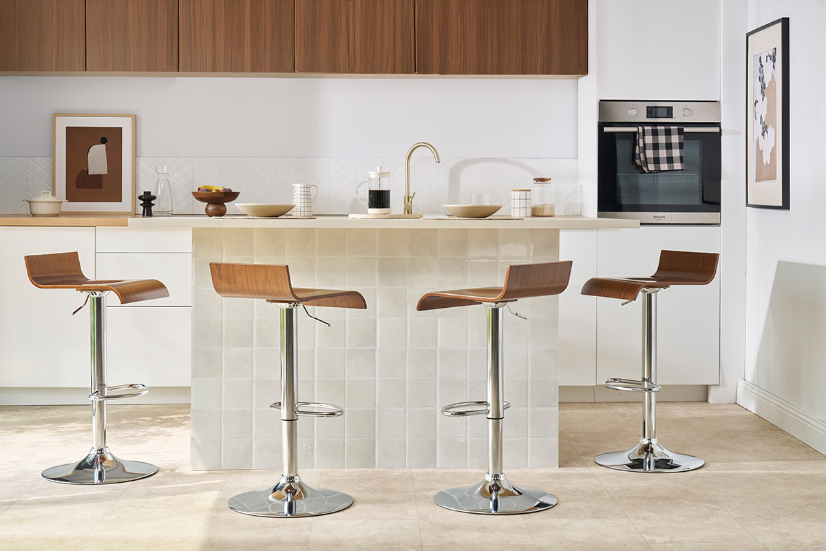 Tabourets de bar design bois fonc noyer et acier chrom (lot de 2) SURF V2
