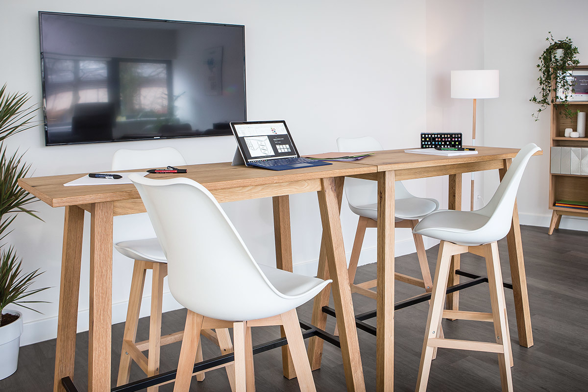 Tabourets de bar design gris clair et bois H65 cm (lot de 2) PAULINE