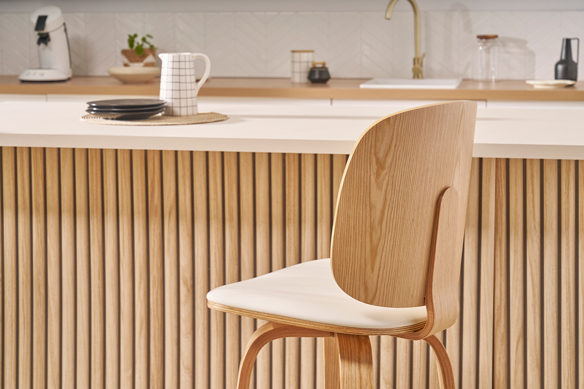 Tabourets de bar design pivotants blancs et bois clair H66 cm (lot de 2) BECK