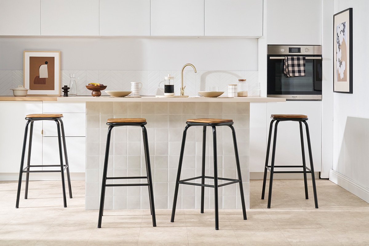 Tabourets de bar empilables noir et bois fonc (lot de 2) MEMPHIS