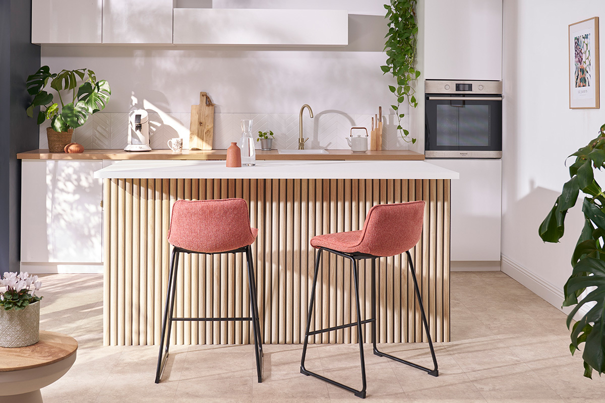 Tabourets de bar en tissu effet velours textur bleu fonc et mtal H65 cm (lot de 2) BOOST