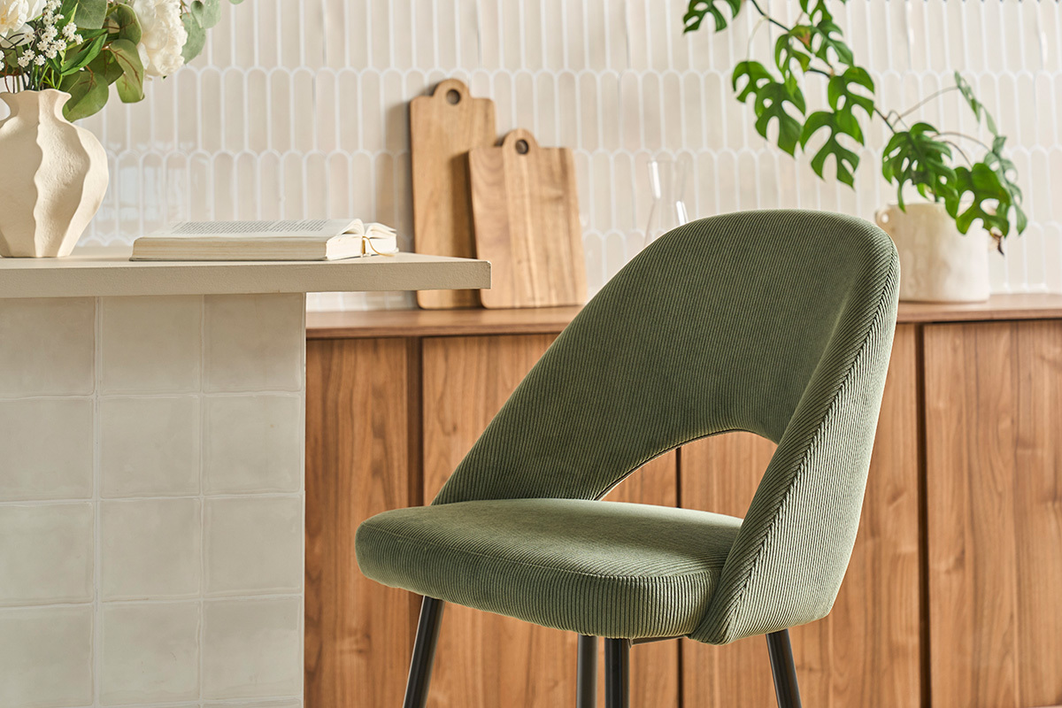 Tabourets de bar en tissu velours c�tel� vert kaki H65 cm (lot de 2) COSETTE