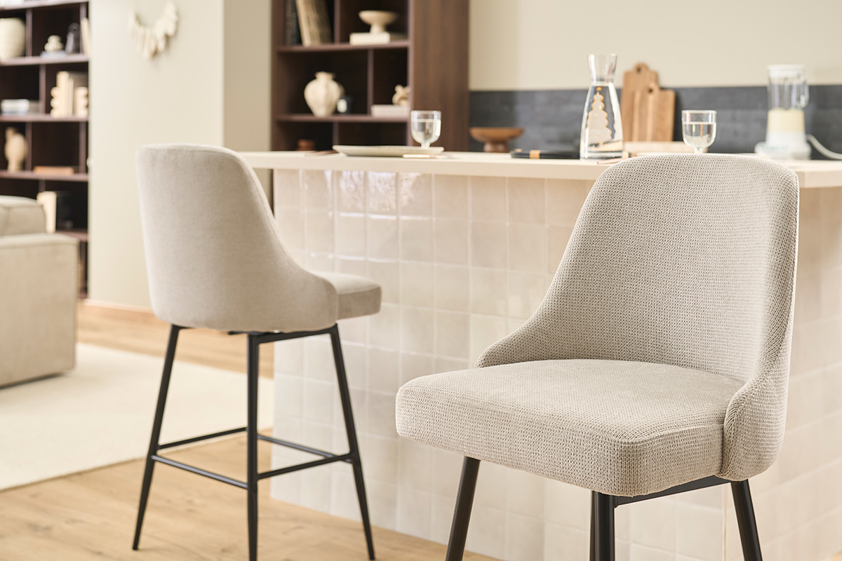 Tabourets de bar pivotants 360� en tissu chenille beige et m�tal H66 cm (lot de 2) HASTA