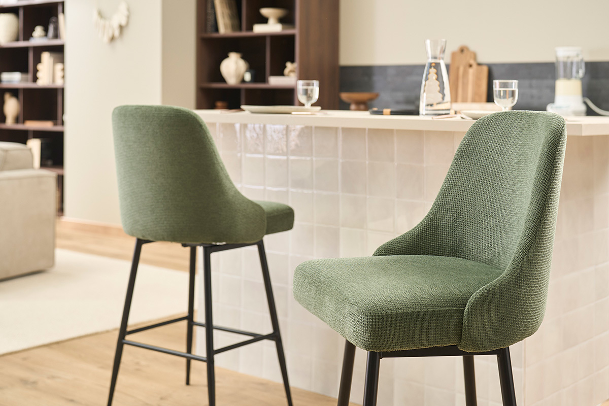 Tabourets de bar pivotants 360� en tissu chenille vert kaki et m�tal H66 cm (lot de 2) HASTA
