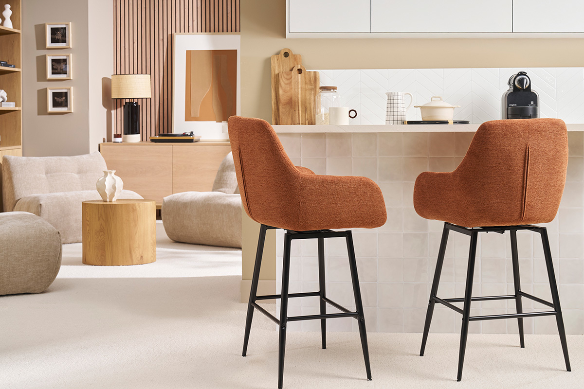 Tabourets de bar pivotants 360� en tissu effet velours textur� terre br�l�e et m�tal H65.5 cm (lot de 2) ALESS